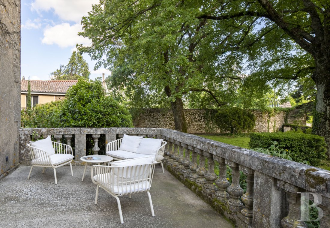 En Ardèche, à Vernoux-en-Vivarais, une maison du 19e siècle et son jardin dominant les reliefs - photo  n°33